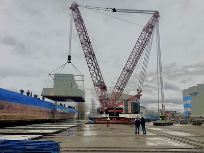 Гусеничный кран Demag CC2600. Грузим 75-тонные блоки судна!